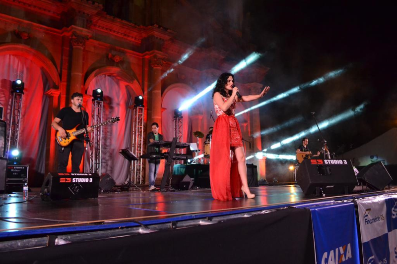 Jennifer Scheffer canta grandes sucessos do sertanejo romântico